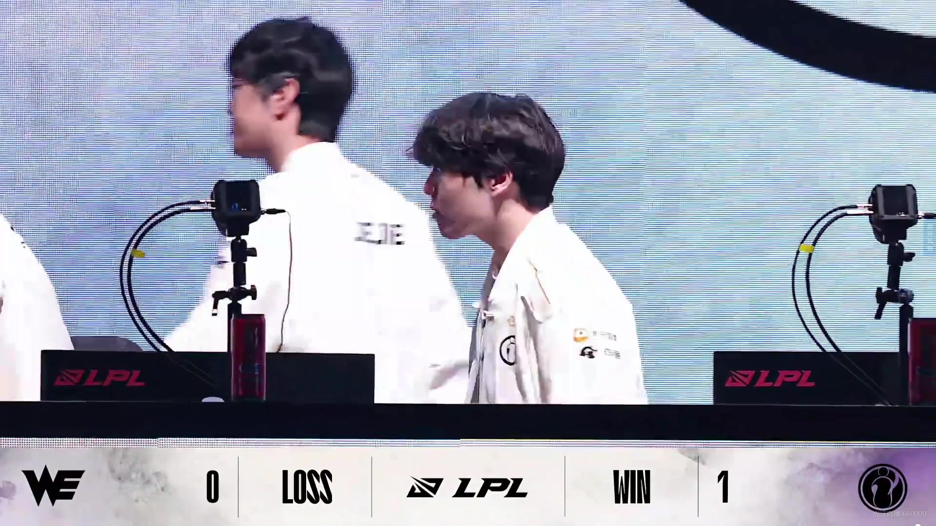 赢了很激动！😂Jiejie首局赛后下场时直接走错边，被队友拉了回来！