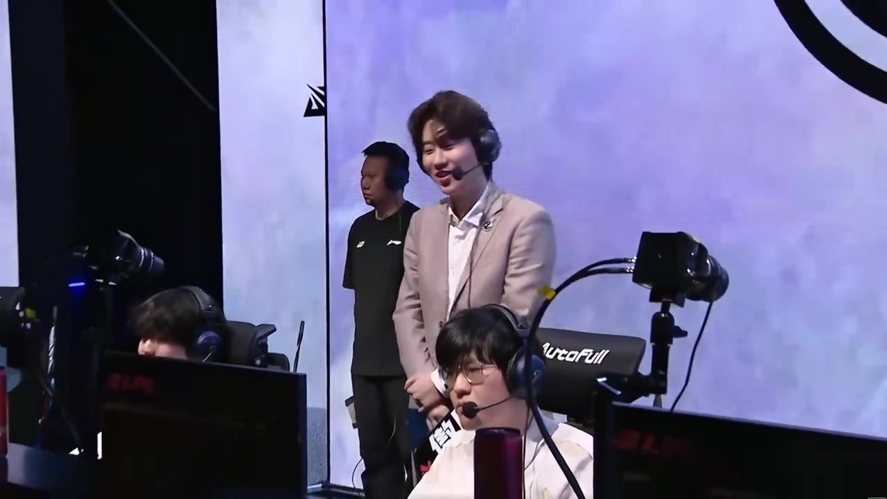 西卡：BLG再怎么样不会输吧，这两队拼五个能打过吗