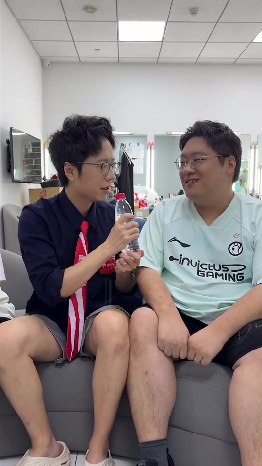 米勒分享赛前花絮：已经在劝架了 WX KID兄弟们支持谁