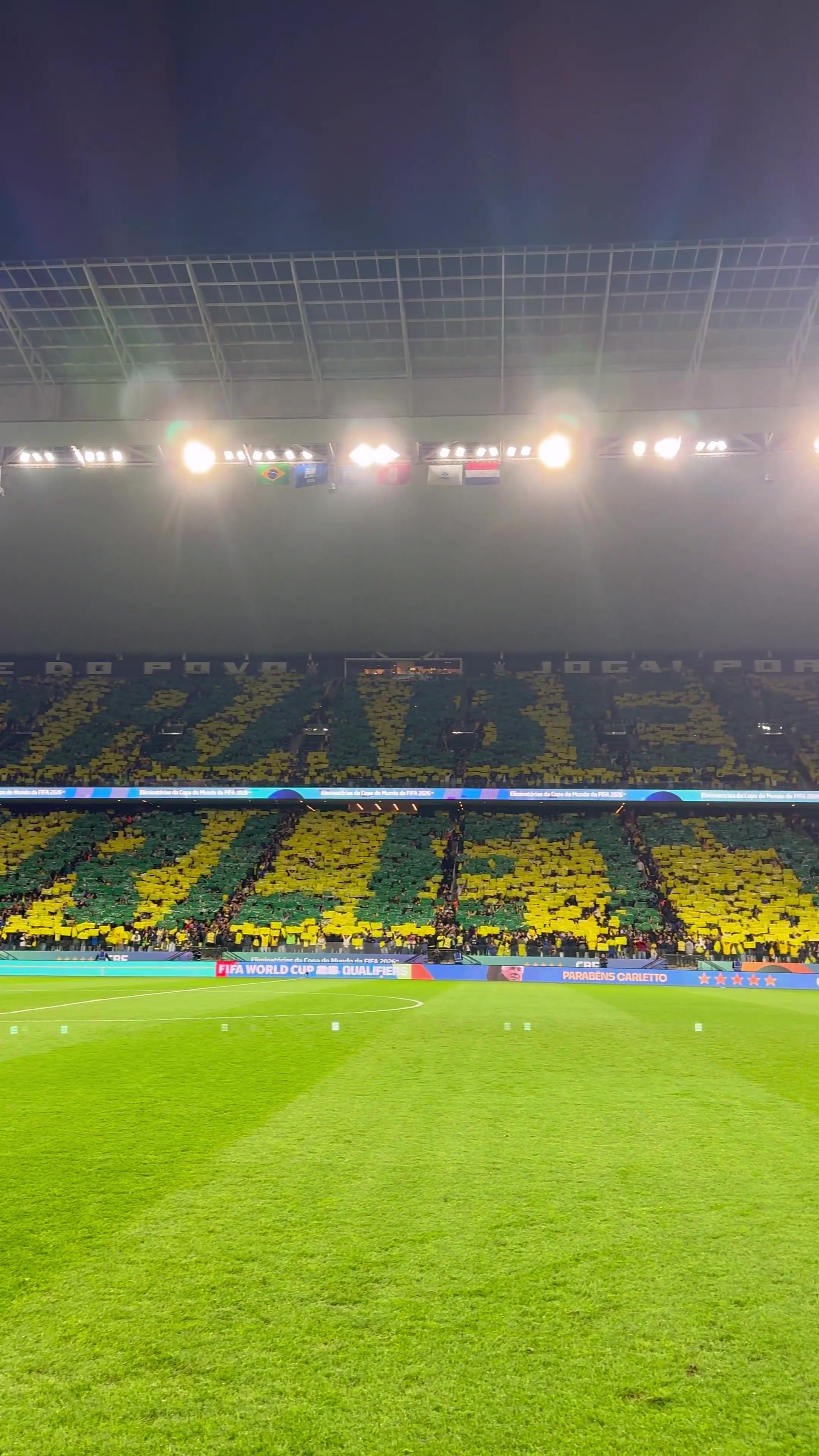 安帅执教巴西主场首秀+66岁生日，巴西球迷用TIFO祝他生日快乐